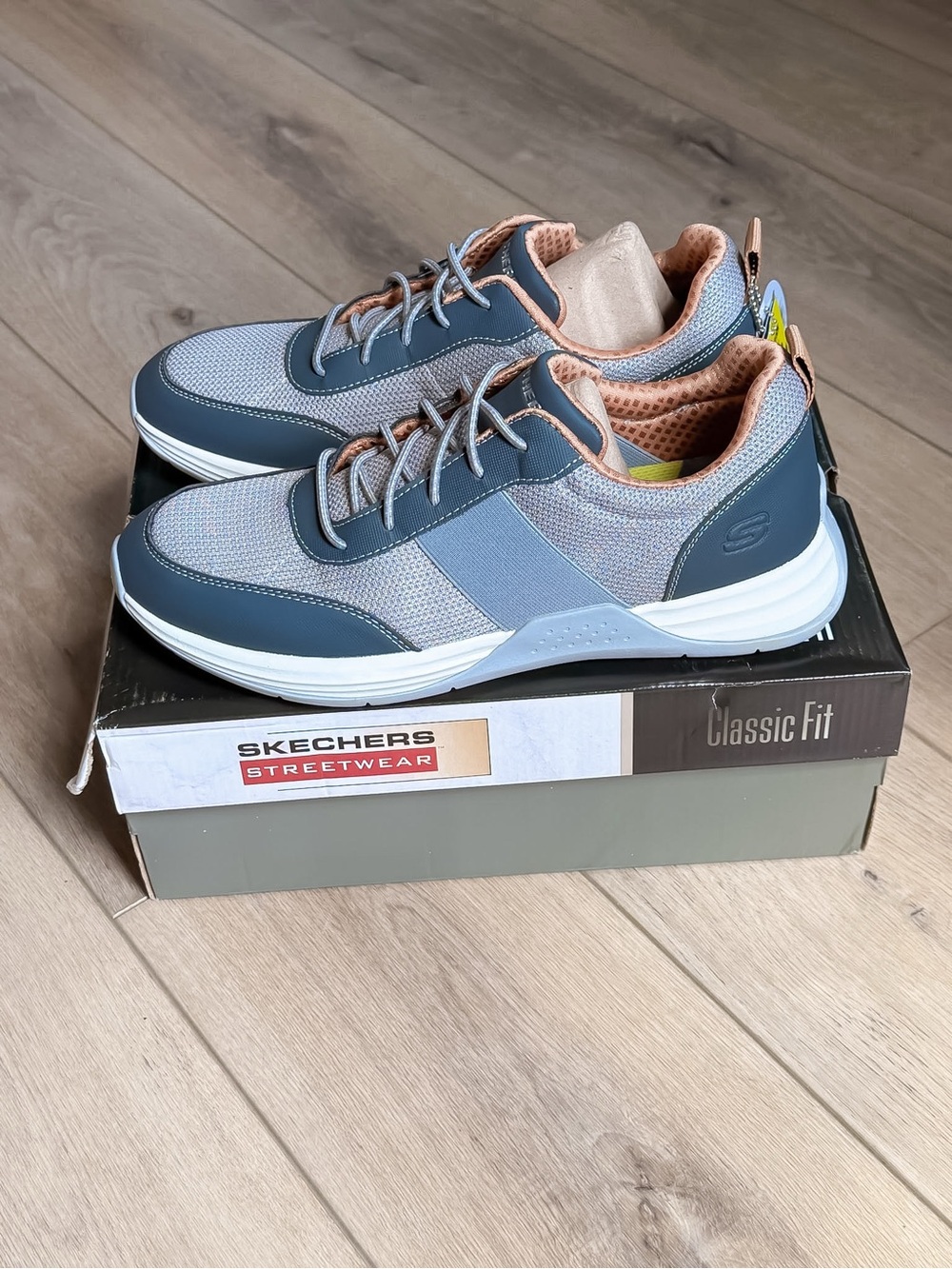 MENS SKECHERS STREETWEAR EVANO NESLO CASUAL TENNIS SHOES LIGHT GRAY SIZE 9.5 NIB